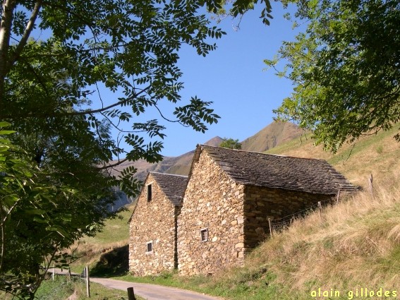 Granges sous le col de Pause